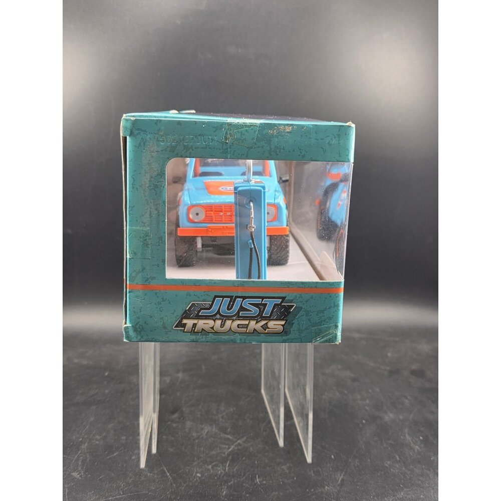 1973 Ford Bronco Gulf Diecast Model w/ Gas Pump 1:24 Jada Just Trucks - Picture 6 of 7